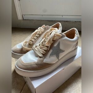 OASIS SOCIETY CALIFORNIA WHITE AND BEIGE SNEAKERS WITH SILVER STAR